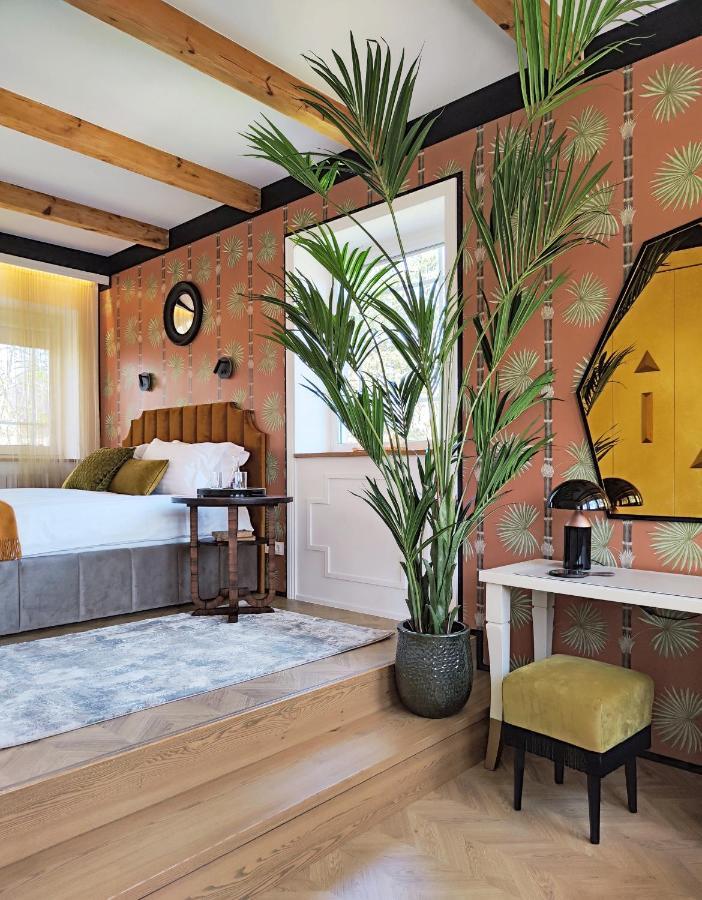 Suite With Private Bathroom At Three Bedroom Interwar Villa Grabyte With Daily Spaces To Share By Pine Forest On The Bank Of The River- 8Min By Car From Old Town カウナス エクステリア 写真
